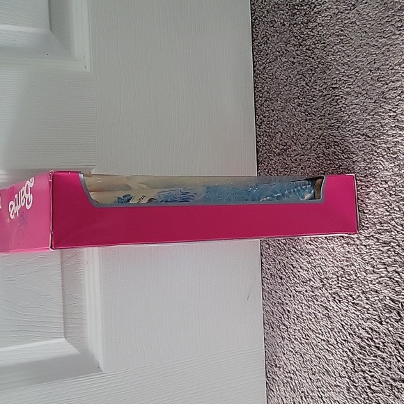 American Beauty Queen Barbie - Picture 8 of 8